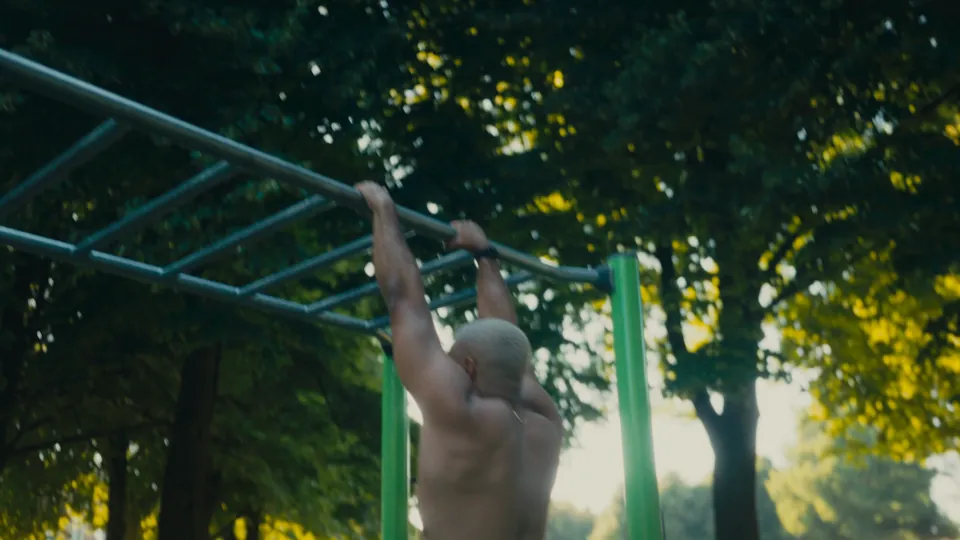 Basic Strength: Klimmzug an der Stange