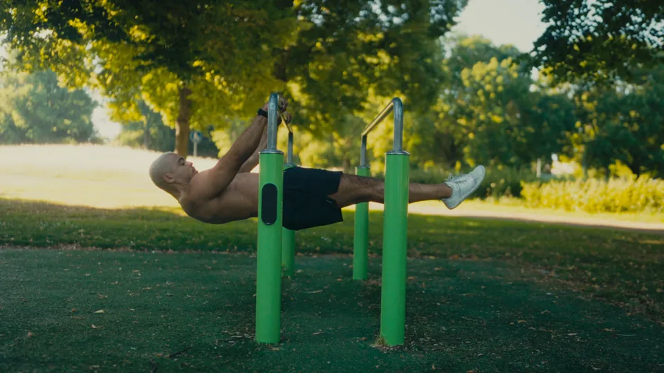 Core-Training: Hollow Body Hold auf dunklem Boden