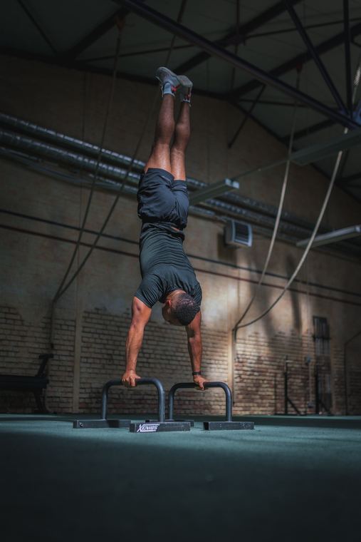 Handstand auf Parallettes