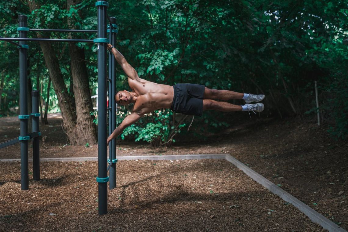 Front Lever im Wald