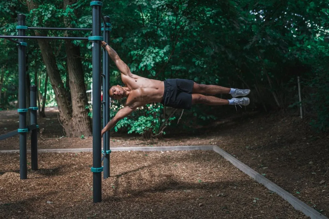 Front Lever im Wald