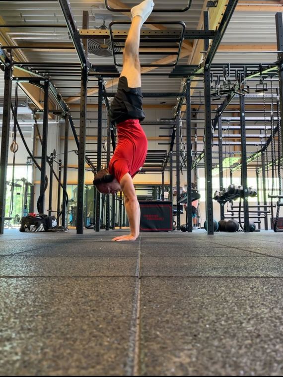 Handstand in der Halle