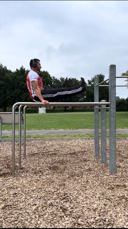 Front Lever im Park