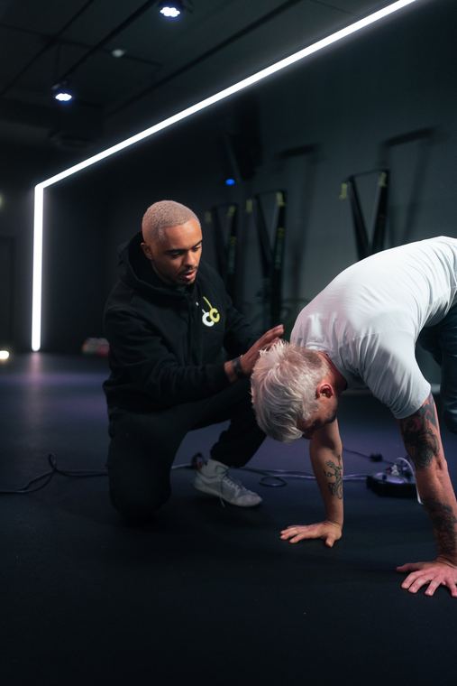 Marcos coacht einen Handstand