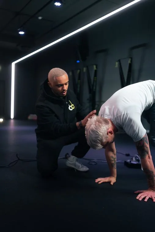 Marcos coacht einen Handstand